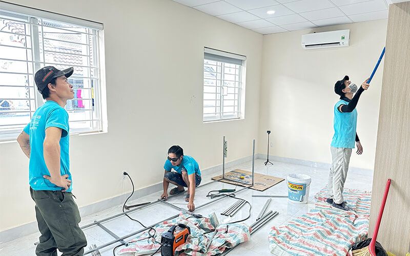Đơn vị thi công sử dụng máy móc đẩy nhanh tiến độ cải tạo văn phòng