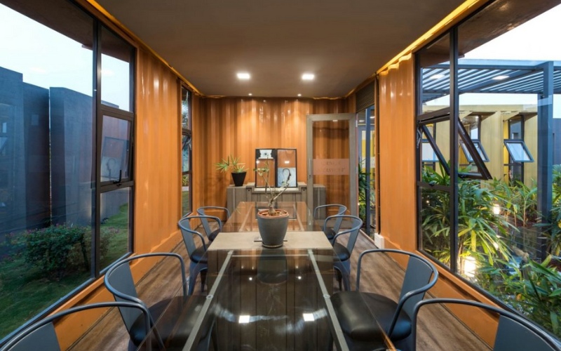 Thiết kế văn phòng container kết hợp với cửa kính lớn