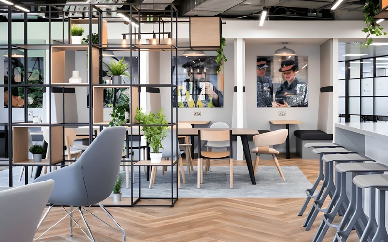 Thiết kế mở thoáng đãng bên trong không gian quá cafe