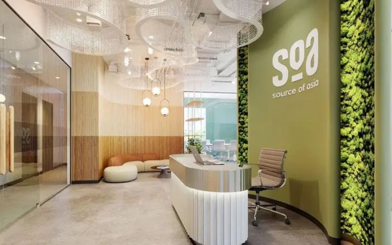 Quầy lễ tân Biophilic hiện đại với hệ cây xanh bố trí khéo léo trong cấu trúc quầy và khu vực chờ