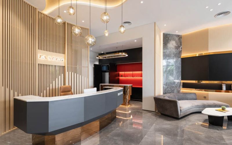 Mẫu quầy lễ tân luxury phong cách quốc tế kết hợp vật liệu cao cấp và bố cục đối xứng hoàn hảo