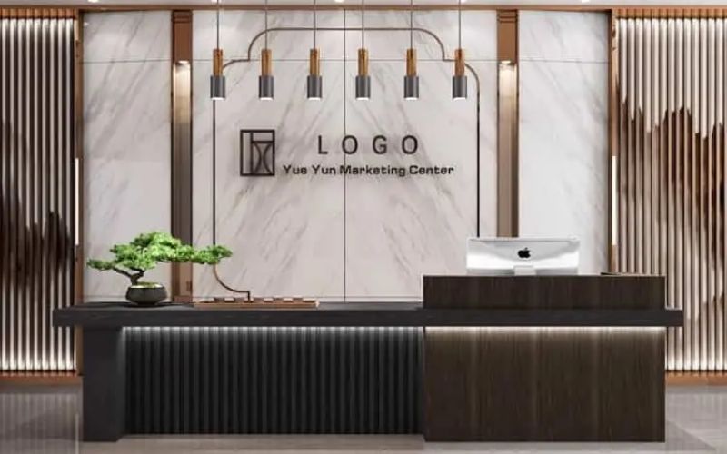 Thiết kế quầy lễ tân Neo Classic sử dụng gỗ veneer cao cấp kết hợp chi tiết vàng đồng thanh lịch