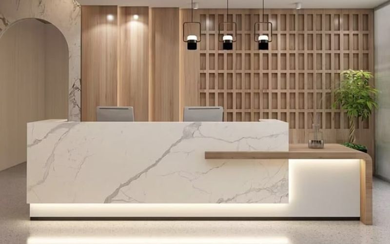 Thiết kế quầy lễ tân Minimalist với bố cục cân đối và vật liệu hiện đại, giúp tăng tính thẩm mỹ