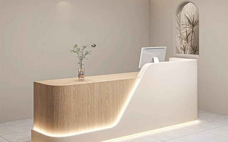 Quầy lễ tân văn phòng tối giản với các đường nét thẳng, loại bỏ hoàn toàn chi tiết trang trí dư thừa để tập trung vào công năng