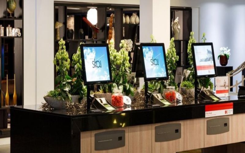 Thiết kế quầy lễ tân hiện đại với hệ thống check-in thông minh, nâng cao trải nghiệm khách hàng