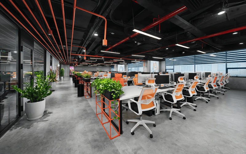 Phong cách hiện đại sử dụng đèn LED âm trần kết hợp ánh sáng tự nhiên qua vách kính